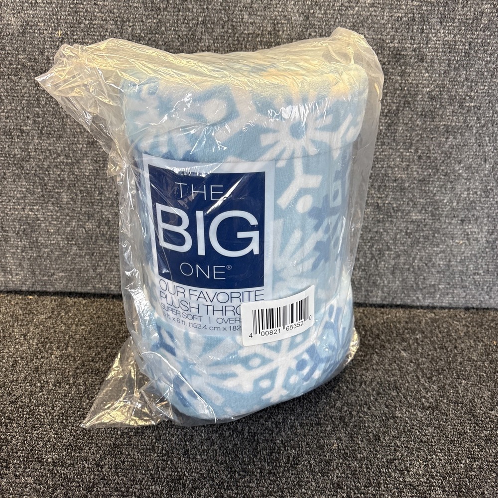 The Big One~Oversized/Super Soft Plush Throw~5ft X 6ft~Blue/White Snowflakes